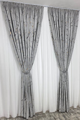 Colectia Amazon Varianta Gri Deschis: Perdea Nesifonabila Matase Alb Imaculat și Draperie Catifea Cu Insertii Aurii