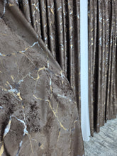 Colectia Amazon Varianta Maro: Perdea Nesifonabila Matase Alb Imaculat și Draperie Catifea Cu Insertii Aurii