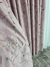 Colectia Amazon Varianta Roz – Perdea Matase Alb Imaculat Nesifonabila si Draperie Catifea Roz cu Insertii Aurii – Ideal pentru Livinguri Elegante cu Canapele Crem, Mobilier Alb sau Bej si Accente Roz Pudrat si Aurii – Confectionat pe Comanda