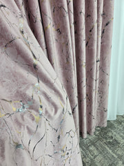 Draperie Amazon Catifea Roz cu Insertii Aurii – Ideala pentru Livinguri Elegante cu Canapele Crem, Mobilier Alb sau Bej si Accente Aurii sau Roz Pudrat – Confectionata pe Comanda