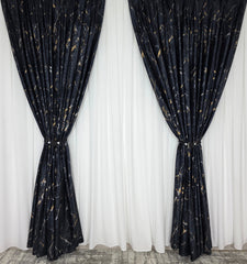 Colectia Amazon Varianta Negru:Set pentru Decoruri Premium si Elegante cu Accente Aurii - cu Perdea Matase Alba si Draperie Catifea Neagra cu Insertii Aurii - Confectionat pe Comanda