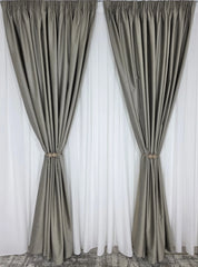 Draperie Grej spre Gri Catifea Premium – Ideala pentru Livinguri Moderne cu Canapele Crem, Mobilier Gri sau Lemn Natur si Decoruri Bej-Gri Echilibrate – Confectionata pe Comanda