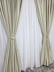 Set Premium: Perdea Premium din Matase Alba, Catifelata si cu Cadere Grea, si Draperie Crem Deschis din Catifea Blackout Total 100%, Nu Permite Trecerea Luminii prin Material – Potrivit cu Pat sau Canapea Crem, Bej ori Gri – Confectionat pe Comanda