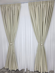 Set Premium: Perdea Premium din Matase Alba, Catifelata si cu Cadere Grea, si Draperie Crem Deschis din Catifea Blackout Total 100%, Nu Permite Trecerea Luminii prin Material – Potrivit cu Pat sau Canapea Crem, Bej ori Gri – Confectionat pe Comanda
