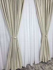 Set Premium: Perdea Premium din Matase Alba, Catifelata si cu Cadere Grea, si Draperie Crem Deschis din Catifea Blackout Total 100%, Nu Permite Trecerea Luminii prin Material – Potrivit cu Pat sau Canapea Crem, Bej ori Gri – Confectionat pe Comanda