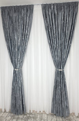 Set Dervis – Perdea Alb Voal Premium Moale Nesifonabila si Draperie Milano din Catifea Gri Inchis cu Insertii Argintii – Set elegant pentru living si dormitor in nuante alb, crem, gri si argintiu, confectionat pe comanda