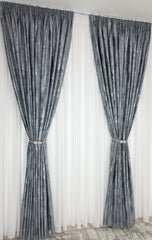 Set Dervis – Perdea Alb Voal Premium Moale Nesifonabila si Draperie Milano din Catifea Gri Inchis cu Insertii Argintii – Set elegant pentru living si dormitor in nuante alb, crem, gri si argintiu, confectionat pe comanda