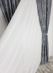 Set Dervis – Perdea Alb Voal Premium Moale Nesifonabila si Draperie Milano din Catifea Gri Inchis cu Insertii Argintii – Set elegant pentru living si dormitor in nuante alb, crem, gri si argintiu, confectionat pe comanda