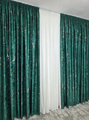 Draperie Amazon din Catifea Verde Smarald cu Insertii Aurii – Draperie eleganta pentru living si dormitor in nuante alb, crem, bej, auriu si verde, confectionata pe comanda