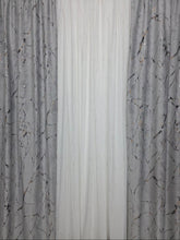 Set Andi: perdea alba din matase moale plina cu insertii aurii varianta 1 si draperie din catifea amazon gri deschis plina cu insertii