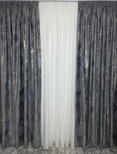 Set Erika: perdea alba din matase moale plina cu insertii aurii varianta 1 si draperie din catifea gri închis plina cu insertii aurii