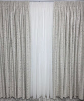 Set Mariano: perdea alba din matase moale plina cu insertii aurii varianta 1 si draperie din catifea crem pandativ plina cu insertii aurii