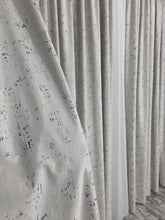 Set Eli: Ideal pentru Livinguri si Dormitoare in Nuante de Crem, Bej, Alb, Gri sau cu Accente Aurii - Perdea din Matase Alba cu Insertii Aurii si Draperie din Catifea Crem Pandantiv cu Insertii Aurii - Confectionat pe Comanda