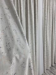 Set Eli: Ideal pentru Livinguri si Dormitoare in Nuante de Crem, Bej, Alb, Gri sau cu Accente Aurii - Perdea din Matase Alba cu Insertii Aurii si Draperie din Catifea Crem Pandantiv cu Insertii Aurii - Confectionat pe Comanda
