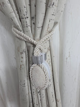 Set magneti ivoire ovali cu fir lung, material textil (2bucati)