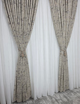 Set Betina : perdea alba din matase moale plina cu insertii aurii varianta 1 si Draperie Mayon catifea varianta bej