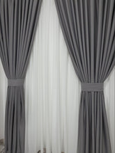 Set Loredana Perdea Matase Ivory si Draperie Gri Fumuriu Blackout 80-95% pentru Living si Dormitor cu Mobilier Gri si Crem, Confectionat la Comanda Casablanca Magazin