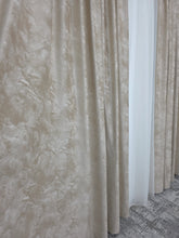 Draperie Catifea Crem cu Sclipici si Paiete Argintii-ideala pentru living unde se doreste un efect de stalucire si un plus de eleganta