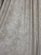 Draperie Catifea Crem cu Sclipici si Paiete Argintii-ideala pentru living unde se doreste un efect de sstalucire si un plus de eleganta
