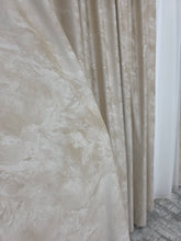 Set Perdea Crem și Draperie Catifea Crem cu Inserții Argintii – Perfect pentru Livinguri Elegante în Nuanțe Crem, Bej sau Alb