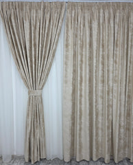 Draperie Catifea Crem cu Sclipici si Paiete Argintii-ideala pentru living unde se doreste un efect de stalucire si un plus de eleganta