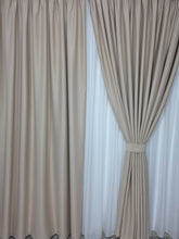 Ideala pentru living si dormitor cu pat sau canapea crem, bej ori roz pudrat, pereti albi si mobilier crem sau lemn natur - Draperie Simpla Crem-Bej cu Reflexii Roz Blackout 80% - confectionata pe comanda