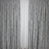 Draperie Catifea Gri Deschis cu Model Argintiu Blackout 90% – Ideală pentru Living și Dormitor în Nuanțe Gri, Alb și Argintiu