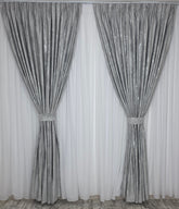 Set Morena: Perdea si Draperie Catifea Gri Deschis cu Model Blackout 90% – Ideal pentru Dormitor si Living