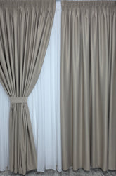 Ideala pentru living si dormitor cu pat sau canapea crem-gri, crem ori gri, pereti albi si mobilier lemn natur - Draperie Grej (Crem-Gri) Blackout 80% - confectionata pe comanda