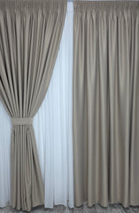 Ideala pentru living si dormitor cu pat sau canapea crem-gri, crem ori gri, pereti albi si mobilier lemn natur - Draperie Grej (Crem-Gri) Blackout 80% - confectionata pe comanda