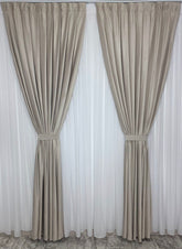 Set Vidin: Perdea Alba Voal Premium Jorjet si Draperie Catifea Grej Roze Blackout – Ideal pentru Livinguri Elegante cu Canapele Crem, Mobilier Bej sau Lemn Natur si Accente Roz Pudrat