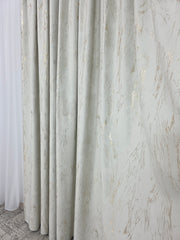 Draperie Milano din Catifea Ivoire Bej cu Insertii Aurii – Ideala pentru Livinguri cu Canapele Crem, Bej sau Cappuccino si Mobilier din Lemn Natur sau Alb – Confectionata pe Comanda