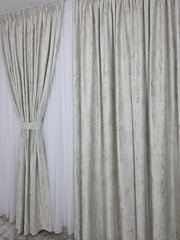 Draperie Milano din Catifea Ivoire Bej cu Insertii Aurii – Ideala pentru Livinguri cu Canapele Crem, Bej sau Cappuccino si Mobilier din Lemn Natur sau Alb – Confectionata pe Comanda