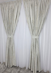 Draperie Milano din Catifea Ivoire Bej cu Insertii Aurii – Ideala pentru Livinguri cu Canapele Crem, Bej sau Cappuccino si Mobilier din Lemn Natur sau Alb – Confectionata pe Comanda