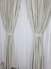Draperie Milano din Catifea Ivoire Bej cu Insertii Aurii – Ideala pentru Livinguri cu Canapele Crem, Bej sau Cappuccino si Mobilier din Lemn Natur sau Alb – Confectionata pe Comanda