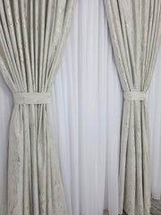 Draperie Milano din Catifea Ivoire Bej cu Insertii Aurii – Ideala pentru Livinguri cu Canapele Crem, Bej sau Cappuccino si Mobilier din Lemn Natur sau Alb – Confectionata pe Comanda