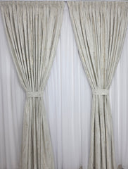Draperie Milano din Catifea Ivoire Bej cu Insertii Aurii – Ideala pentru Livinguri cu Canapele Crem, Bej sau Cappuccino si Mobilier din Lemn Natur sau Alb – Confectionata pe Comanda