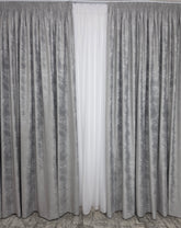 Draperie Catifea Gri cu Sclipici si Paiete Aurii – ideala pentru livinguri elegante si dormitoare sofisticate cu canapele crem, gri, alb sau accente aurii si mobilier alb, wenge sau lemn natur – confectionata pe comanda
