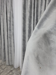 Draperie Catifea Gri cu Sclipici si Paiete Aurii – ideala pentru livinguri elegante si dormitoare sofisticate cu canapele crem, gri, alb sau accente aurii si mobilier alb, wenge sau lemn natur – confectionata pe comanda