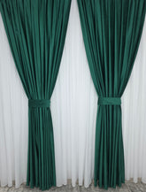 Set Aroma: Perdea Albă Voal Premium Jorjet și Draperie Catifea Verde Smarald Blackout 90% Varianta A15– Ideal pentru Living și Dormitor în Nuanțe Crem, Bej și Lemn Natur