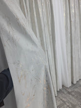 Colectia Milano – Perdea Matase cu Insertii Aurii si Draperie Catifea Ivoire Bej cu Insertii Aurii – Ideal pentru Livinguri cu Canapele Crem si Accente Aurii