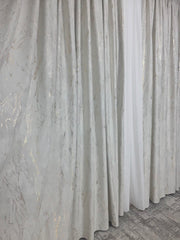 Colectia Milano – Perdea Matase cu Insertii Aurii si Draperie Catifea Ivoire Bej cu Insertii Aurii – Ideal pentru Livinguri cu Canapele Crem si Accente Aurii