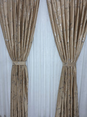 Colectia Davinci capucino auriu – Perdea Alba cu insertii si Draperie Catifea cu insertii– Ideal pentru Livinguri cu Canapele Crem, Bej, Cappuccino sau Gri Deschis si Mobilier din Lemn Natur