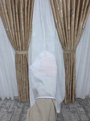 Colectia Davinci capucino auriu – Perdea Alba cu insertii si Draperie Catifea cu insertii– Ideal pentru Livinguri cu Canapele Crem, Bej, Cappuccino sau Gri Deschis si Mobilier din Lemn Natur