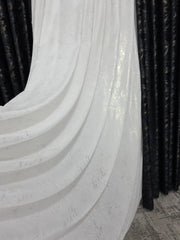 Set Ramore: perdea insertii auurii cu draperie neagra Dubai plina cu insertii-ideal pentru livinguri moderne cu mobilier deschis la culoare sau contrast