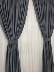 STOC LIMITAT*Draperie Catifea Gri Inchis Blackout 90% – ideala pentru livinguri si dormitoare moderne cu accente de alb, gri sau negru
