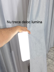 Draperie Gri Deschis Catifea Garantat Opaca model Premium blackout 100% – ideala pentru livinguri moderne si dormitoare elegante cu canapele crem, gri, alb– confectionata pe comanda