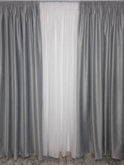 Draperie Gri Deschis Catifea Garantat Opaca model Premium blackout 100% – ideala pentru livinguri moderne si dormitoare elegante cu canapele crem, gri, alb– confectionata pe comanda