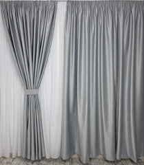 Draperie Gri Deschis Catifea Garantat Opaca model Premium blackout 100% – ideala pentru livinguri moderne si dormitoare elegante cu canapele crem, gri, alb– confectionata pe comanda