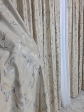 Ideala pentru living si dormitor cu pereti albi, canapea sau pat crem, bej ori capucino, mobilier crem sau maro - Draperie Davinci din Catifea Capucino Deschis cu Insertii Aurii - confectionata pe comanda